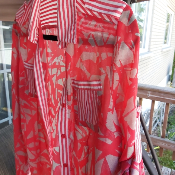 Floral long sleeve shirt **GREAT FOR THE SUMMER - Picture 3 of 5